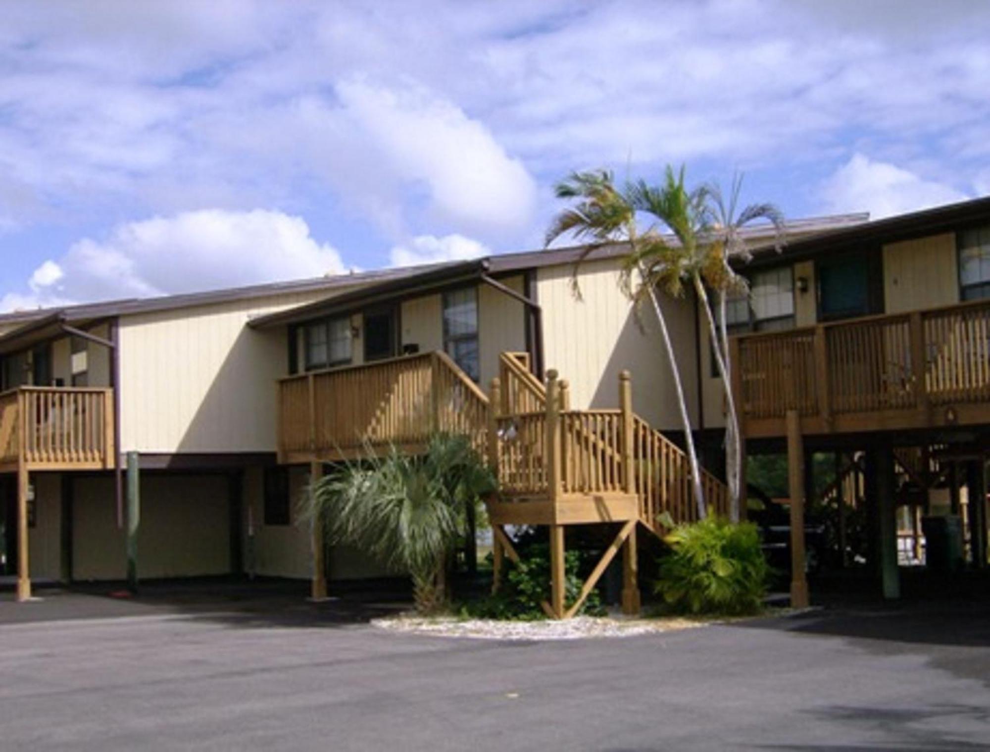 River Wilderness Waterfront Cabins エバーグレイズシティ エクステリア 写真