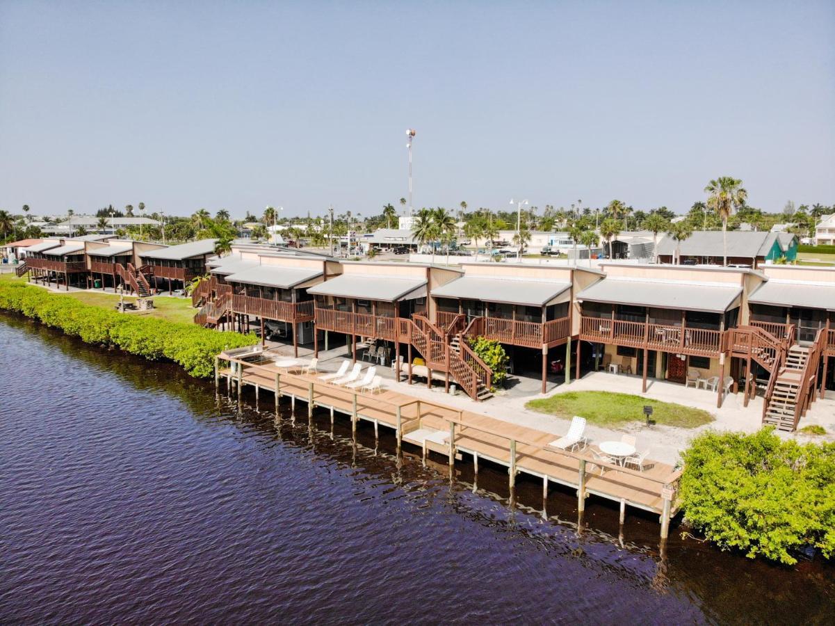 River Wilderness Waterfront Cabins エバーグレイズシティ エクステリア 写真