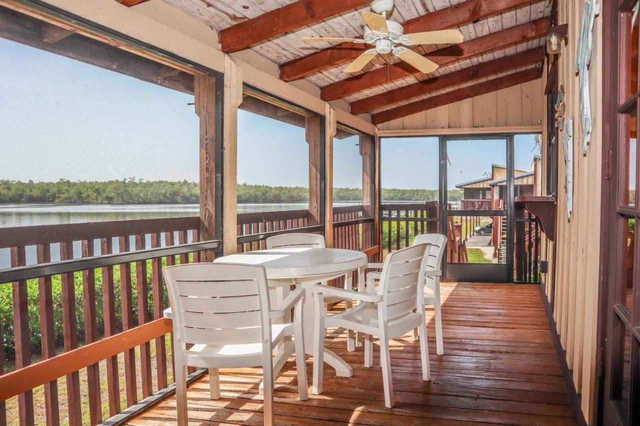 River Wilderness Waterfront Cabins エバーグレイズシティ エクステリア 写真