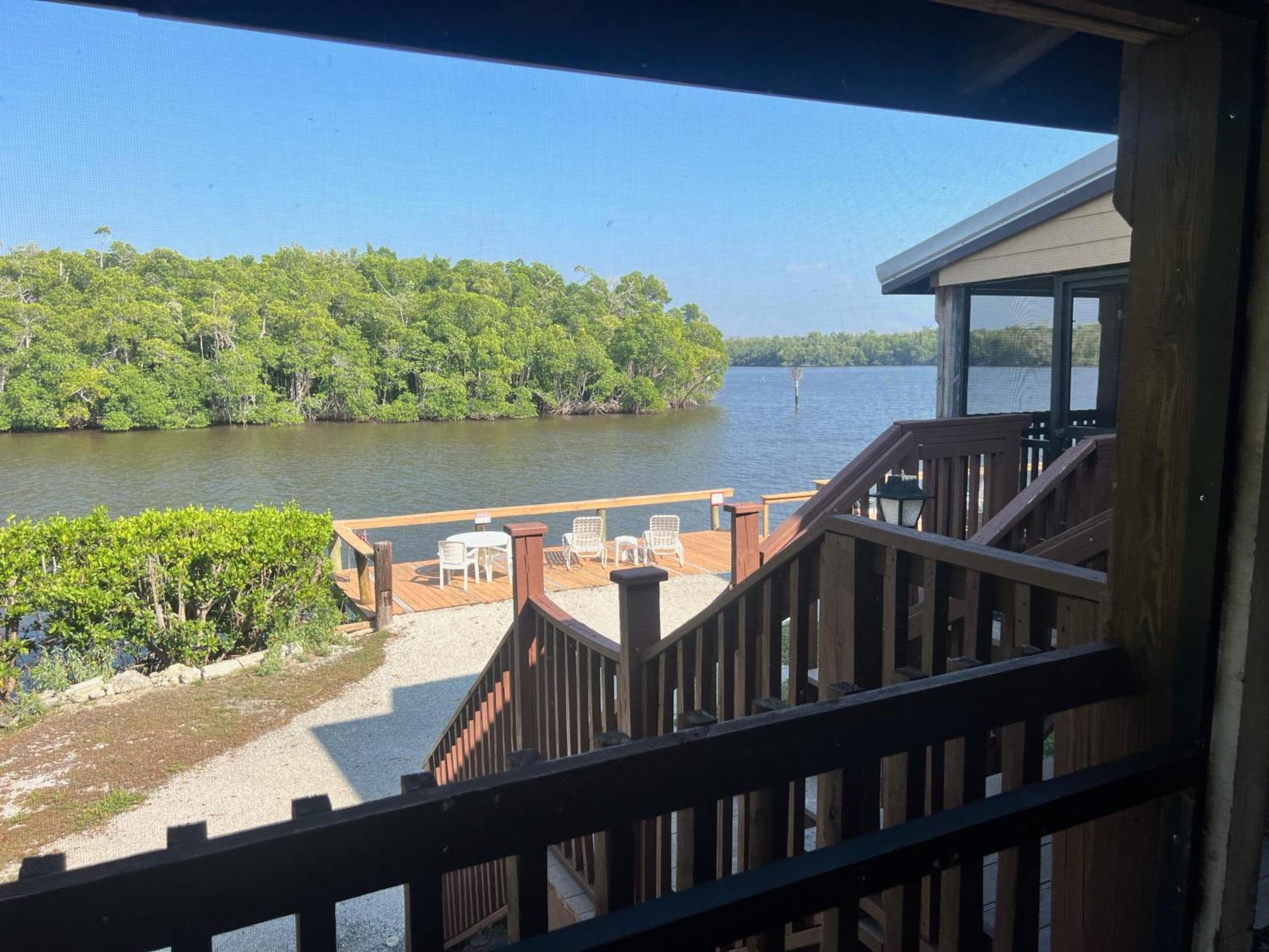 River Wilderness Waterfront Cabins エバーグレイズシティ エクステリア 写真