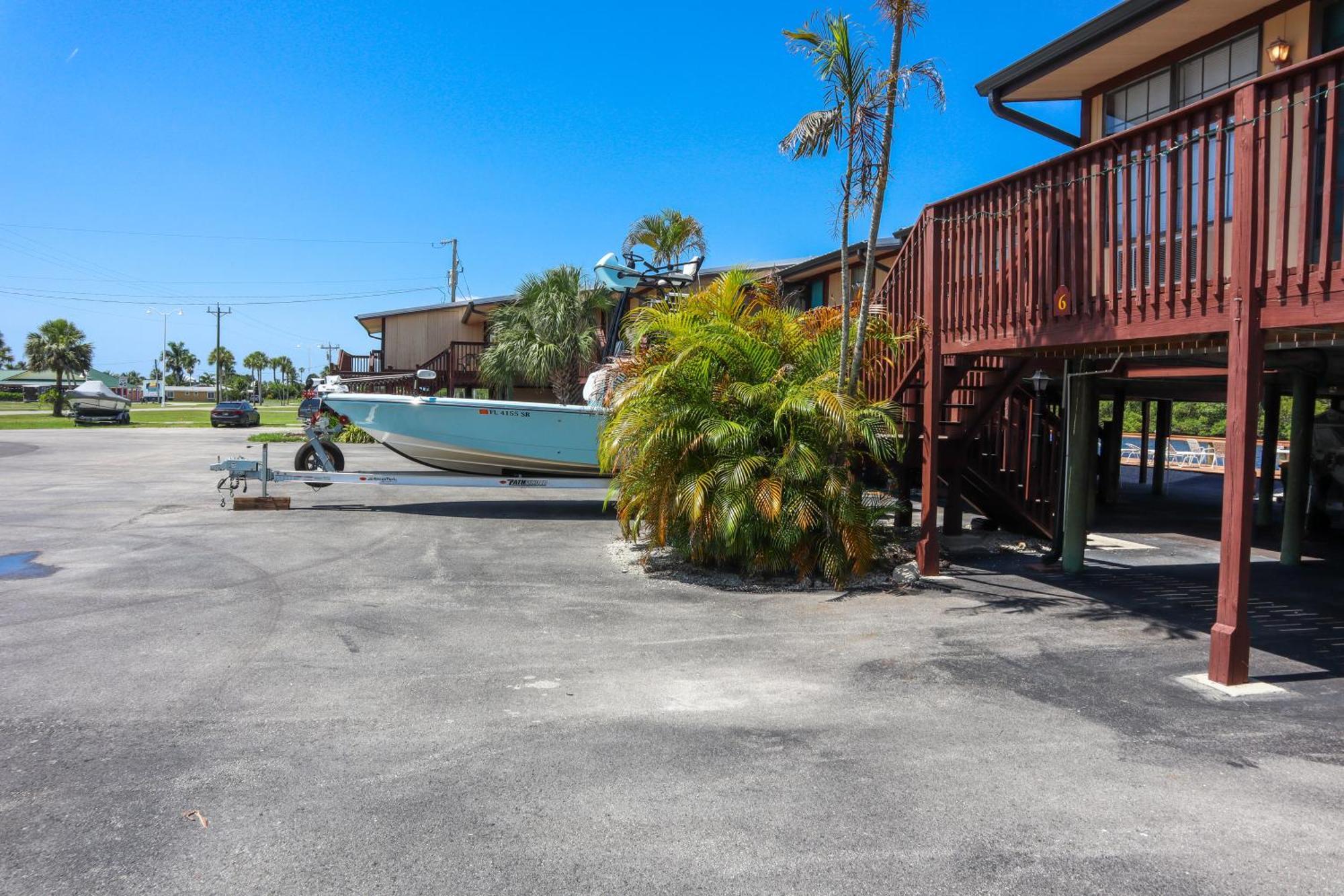 River Wilderness Waterfront Cabins エバーグレイズシティ エクステリア 写真