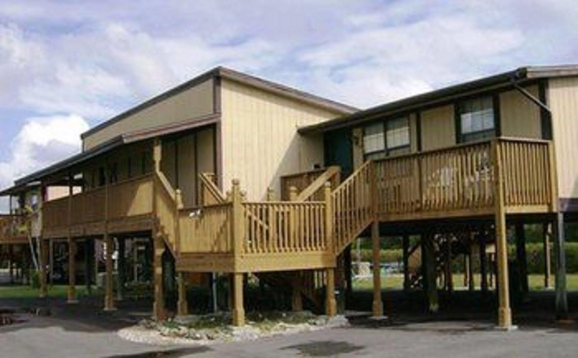 River Wilderness Waterfront Cabins エバーグレイズシティ エクステリア 写真