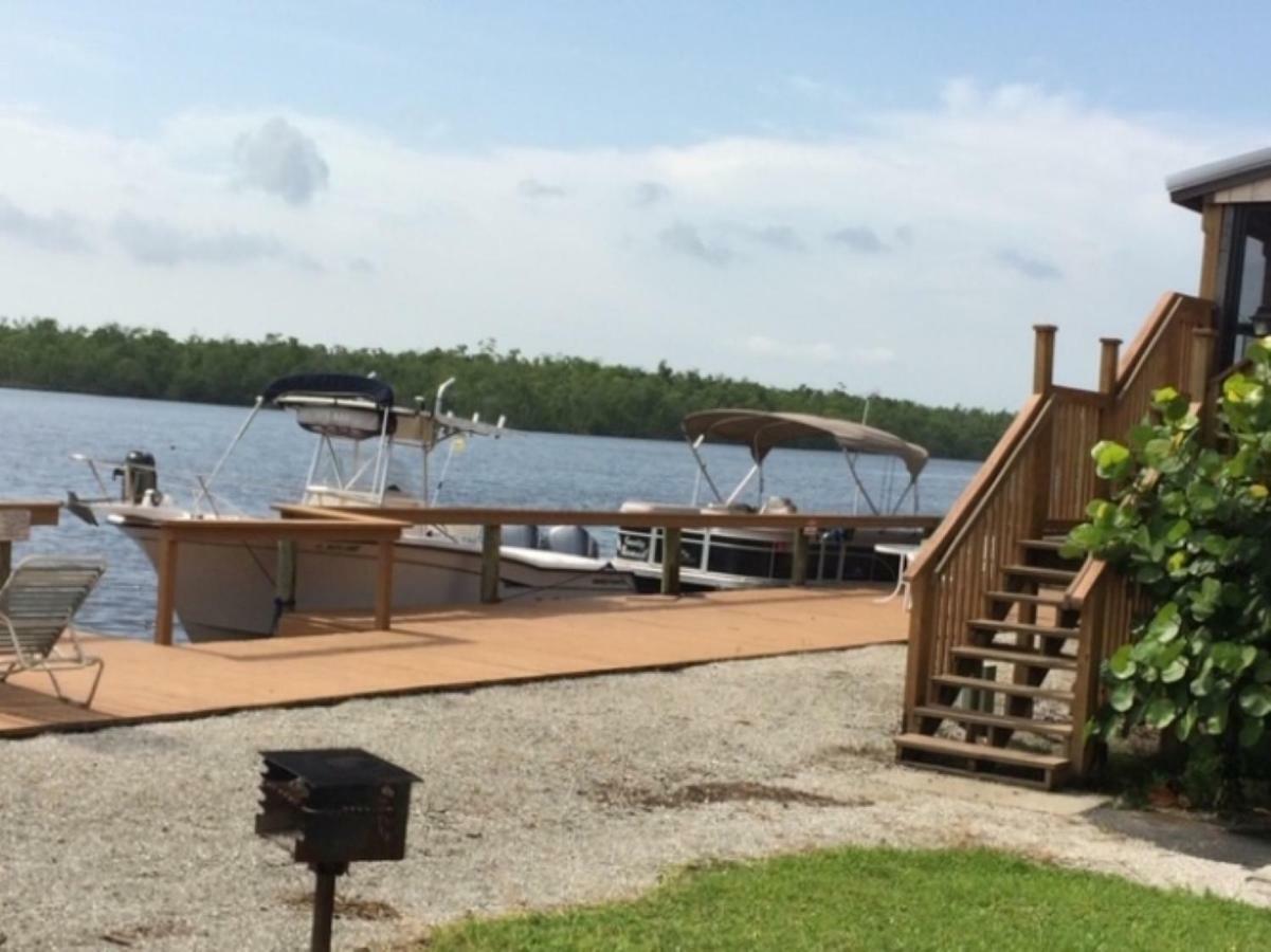 River Wilderness Waterfront Cabins エバーグレイズシティ エクステリア 写真